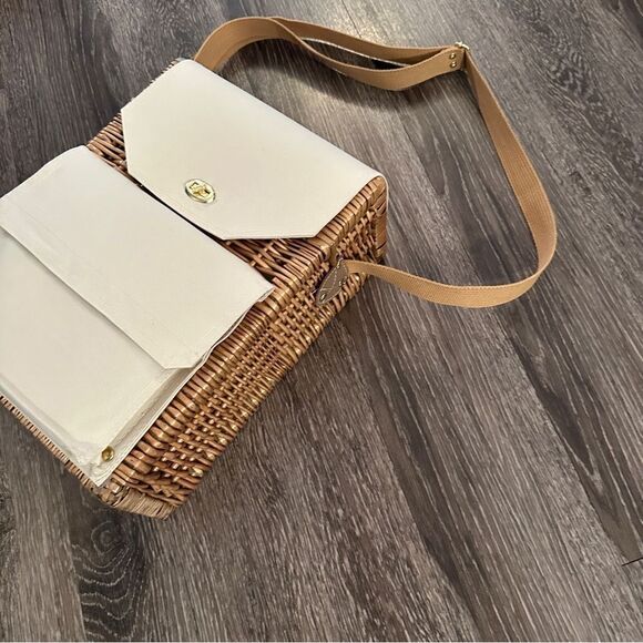 Corsica Wine & Cheese Picnic Basket - Picture 4 of 10